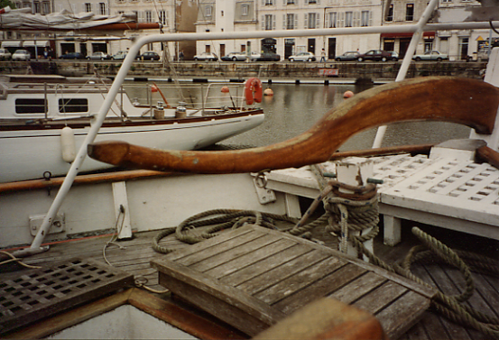 Caña del timón del barco Esmeralda del escultor Antonio Davila, en la Rochelle