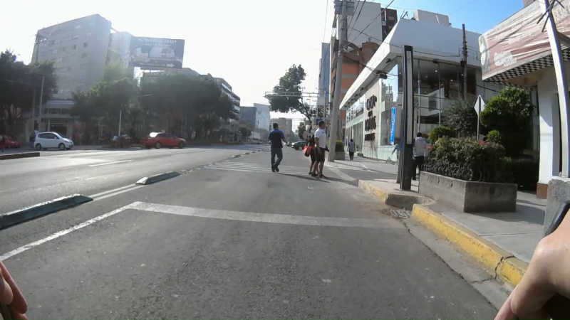 Ciclovía de Félix Cuevas. Peatones caminando y detenidos sobre el carril confinado de Félix Cuevas