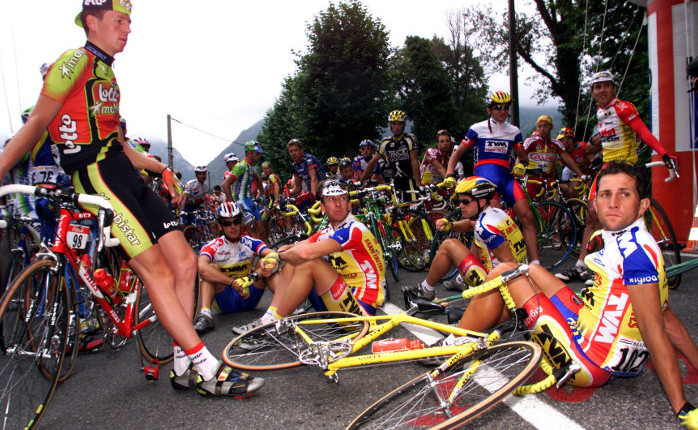 El pelotón detenido durante el Tour de 1998 en protesta por la detención de ciclistas durante el Affaire Festina