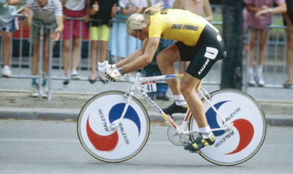 Laurent Fignon 1989. Nótese la inclinación hacia adelante del tubo superior para bajar el manubrio
